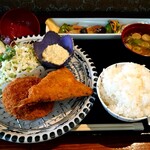 CAFEはうす YOSHI - 日替りのメンチカツとアジフライ定食(税込900円)