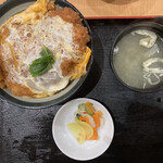 製麺屋食堂 - 厚切りロースカツ丼 900円