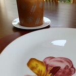 ナチュラルガーデン - ブリオッシュとお皿はロイヤルコペンハーゲン