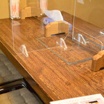 ホルモン酒場とん平 - リニューアルされたテーブル席の風景