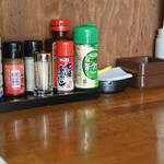 ホルモン酒場とん平 - 卓上の風景