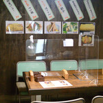 ホルモン酒場とん平 - リニューアルされたテーブル席の風景