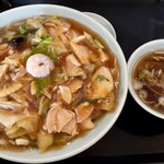 銀華飯店 - 中華丼(600円也) このボリュームで600円とはファンが多いはずです‥