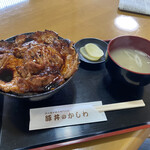 豚丼のかしわ - 炭火焼き豚丼中　980円