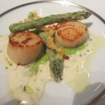 レストランひらまつ - 2013-3　帆立貝のポワレ ピンクペッパー風味のシャンパンソースアスパラガスのエチュベを添えて
      