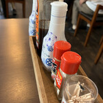 猫丸食堂 - ★卓上の調味料　爪楊枝の上にニャンコ発見❗️