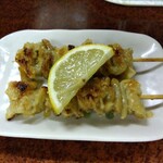 鶴亀 - 鳥皮２本 200円(税込)(2022年6月9日撮影)