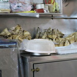 再發號 - おじさんが粽を巻いてました