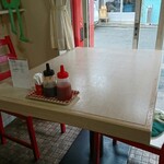 京町クロケットファミリー - こちらのテーブル席に座りました(^_^)v