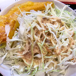 馬さん餃子酒場 - 定食に付いてくるサラダ 何故か南瓜の天ぷら付き