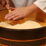 鮨 しみづ - 赤酢のシャリ仕込み中