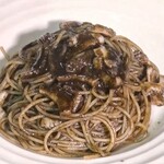 麺匠 パスタバカ一代 - アオリイカのちょっぴりピリ辛イカ墨スパゲッティ