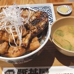 Ganso Buta Donya Tonton - 豚バラ丼メガ