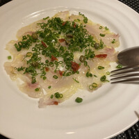 タンテ グラッツィェ - 本日の鮮魚のカルパッチョ　ドライトマト&ケッパー&柚子胡椒風味
                    本日の鮮魚は平目でした