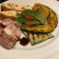 タンテ グラッツィェ - アンティパストの盛合わせ
                    カボチャとナスの焼き物、スモークサーモン、キッシュ、