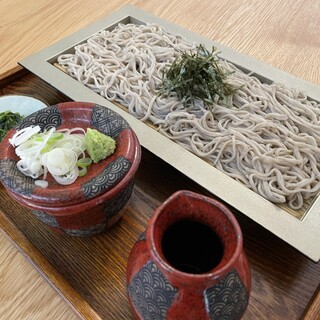 素材を活かして仕上げる「そば」とセットで嬉しい「ミニ丼」も