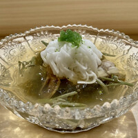 一宇 - シャコ もずく じゅんさい 酢の物
                長芋ソーメンとゴーヤのすりおろしも入っています。
                酸味と苦味にドロリとしたぬめりがある酢の物、冷たくてこれからの季節には涼やかな一品です♪