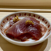 一宇 - 勝浦の鰹 黄ニラとうるい
                初鰹とは言え、今の時期は大分脂が乗ってきています。
                薬味に添えた黄ニラとうるいが何処なくニンニクを思わせる風味に、うるい独特なぬめりが良いアクセントです。