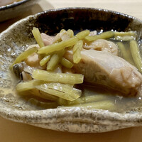 一宇 - 常磐はまぐり 茎山葵三杯酢漬け
                  少し甘めにじっくりと炊かれたはまぐりが美味しいですね♪
                  はまぐりらしい食感を残した加減が良く、茎山葵の食感と山葵の風味が感じられる味わいがとても良いです♪
                  これ好き！