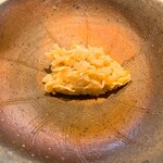 菊鮨 - 赤酢のシャリのおつまみ。カニとムラサキウニ