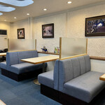 コックドール - ソファ席！奥にはシックなテーブル席もあります