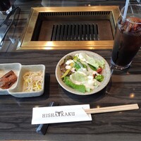 焼肉 飛車角 横浜店 - ナムル　サラダ　黒烏龍茶