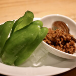 餃子とスパークリング バブルス - パリパリピーマン