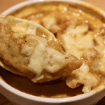 餃子とスパークリング バブルス - カレーグラタン餃子