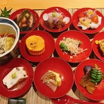 Kitashinchi Ookurano - (左上から)まぐろ、鯛、はもとフルーツトマト、とうもろこし天ぷら、ししとう焼き浸し、鰻巻、なす、寄せとうふ、かも、にしんなす