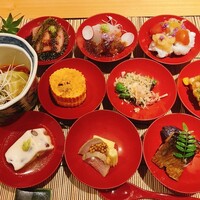 北新地 大嵓埜 - (左上から)まぐろ、鯛、はもとフルーツトマト、とうもろこし天ぷら、ししとう焼き浸し、鰻巻、なす、寄せとうふ、かも、にしんなす