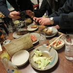 焼鳥いなかもん - 個室にて。シャッターの嵐