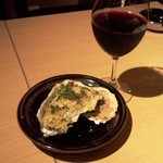 貝や しるひ - 牡蠣のゴルゴンゾーラ・オーブン焼き＋赤ワイン