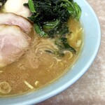 横濱ラーメン あさが家 - コクのある豚骨スープ。鶏油の香りもいいです。