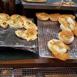 クリーブラッツ - 料理写真:柚子胡椒チキン。肉味噌のパンも美味しそう～!