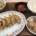 餃子の王将 - 餃子ランチ
            ごはん スープ キムチ 唐揚げ2 餃子6