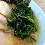 横濱ラーメン あさが家 - ほうれん草。