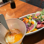 炭屋 清左衛門 - ソーセージと温玉のサラダ