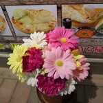 インド・ネパールレストラン キッチンキング - （2022/5月）訪問時に店先にあったお花