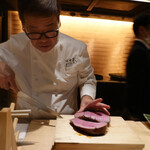 肉屋 田中 - タンをカット