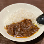 炭火焼肉ホルモン うらら - 牛タンカレー（※4人分に分けていただきました）