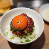 焼肉ホルモン 稲田 - ユッケオンザライス