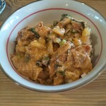 かつみ屋 - 鶏皮と卵が白飯に乗るので、ある意味親子丼