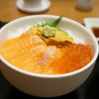 函館うに むらかみ 日本生命札幌ビル店 - 三食丼