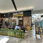 Carlitos Barbecue Taqueria - 店舗全景。手前にテーブル席。