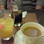 ポートルイス - ホットコーヒー、アイスコーヒー（各350円→290円）にオレンジジュース（350
円）。
