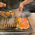 黒毛和牛焼肉 白か黒 - 