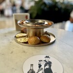 IL CAMPARINO TORNA IN GALLERIA - 先に置かれた "おつまみ" 