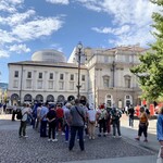 IL CAMPARINO TORNA IN GALLERIA - Palazzo Marinoから見る Teatro alla Scala。市内ツアーらしき人々がガイドの話に耳を傾けている