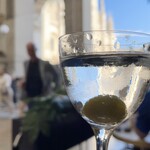IL CAMPARINO TORNA IN GALLERIA - もっと座っていたかったので Bulldog London Dry Gin, Martini, Stirred, Not shaken. Olive