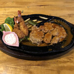 POP - エビフライとハンバーグ1,500円。エビフライはプリプリ、ほろほろのハンバーグは最初から崩された状態で出てきます